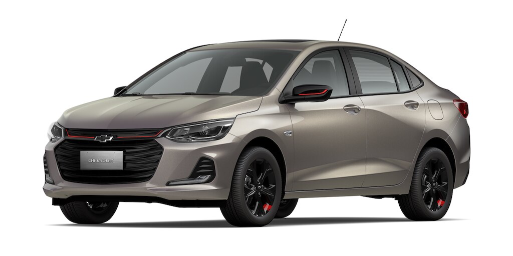 Chevrolet Onix 2023, sedán deportivo en color beige metálico