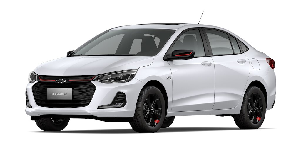 Chevrolet Onix 2023, sedán deportivo en color blanco
