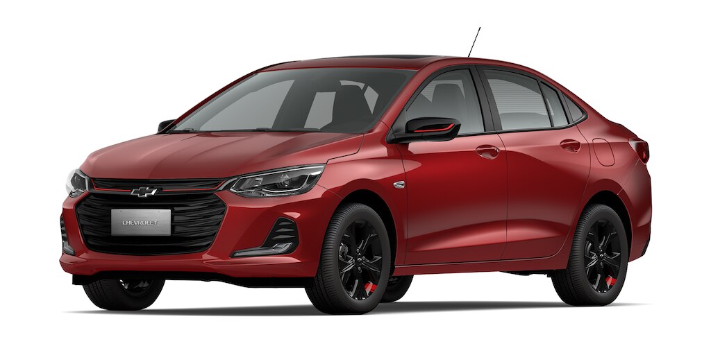 Chevrolet Onix 2023, sedán deportivo en color rojo scarlet