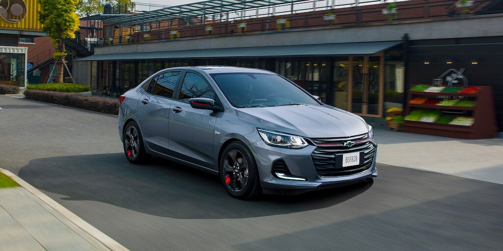 Chevrolet Onix 2023, sedán deportivo de motor turbo eficiente, faros delanteros de halógeno y rines en aluminio de 16 pulgadas