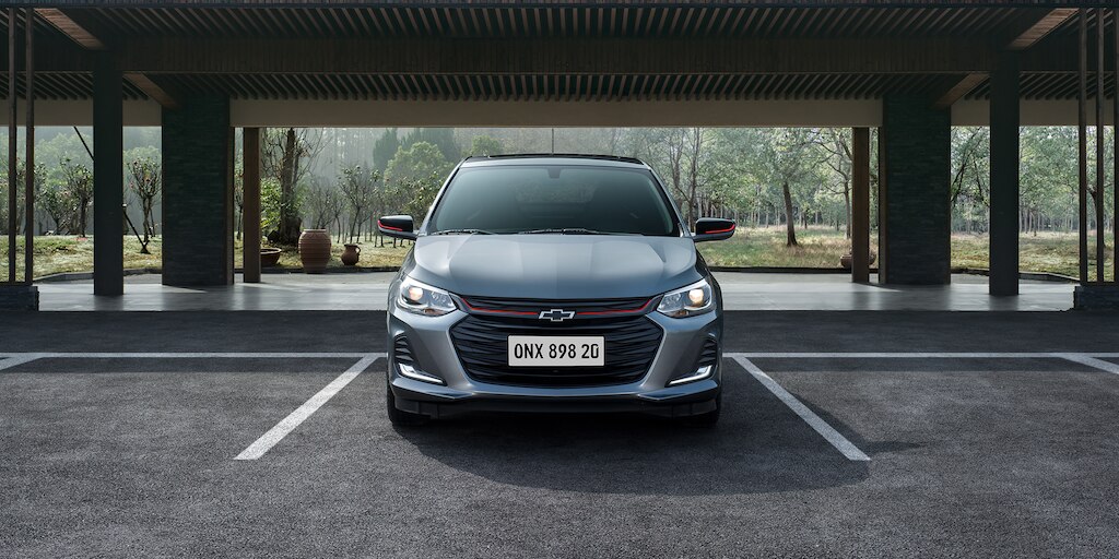 Chevrolet Onix 2023, sedán deportivo con parrilla de doble puerto con acabados en negro y detalles en rojo
