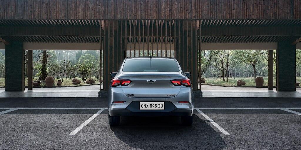 Chevrolet Onix 2023, sedán deportivo con faros traseros de tecnología LED