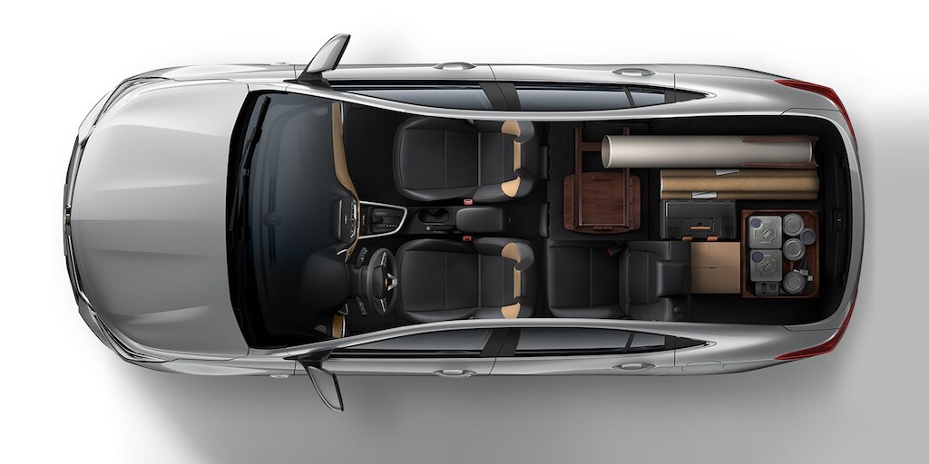 Espacio interior para llevar cosas del hogar en Chevrolet Onix 2023, sedán deportivo