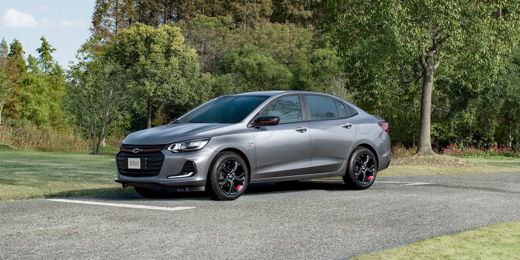 Chevrolet Onix 2023, sedán deportivo con detalles negros y acentos en rojo, líneas deportivas y un look dinámico