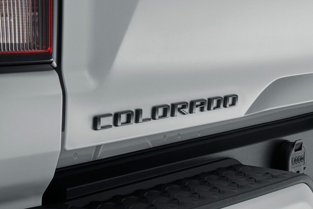 Emblema Colorado en negro para tu camioneta todoterreno Chevrolet 2025
