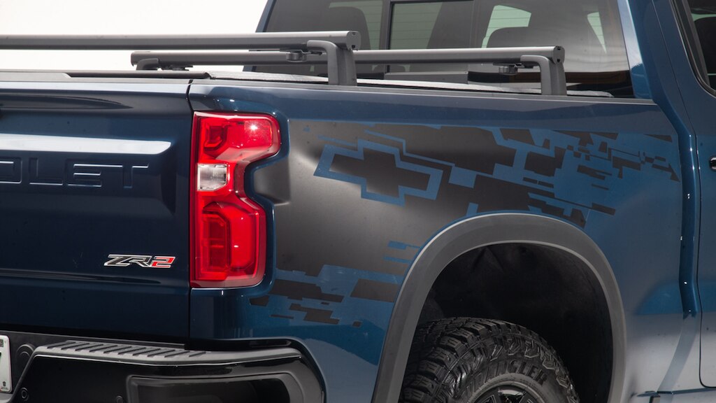 Calcomanía lateral para caja en color negro con emblema Chevrolet de tu camioneta, Silverado 2025