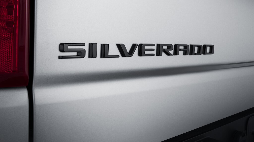 Emblema Silverado en color negro para tu camioneta de trabajo Chevrolet